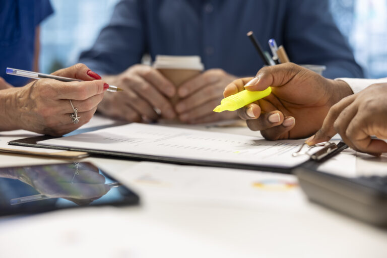 Qual o impacto dos Incoterms na transferência de risco e custo logístico